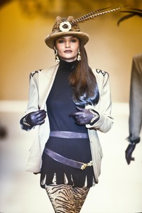 4_valentino-fw-1992-5_html.thumb.JPEG.eceff22040a2210bf1bbca5ca9e51bca.JPEG