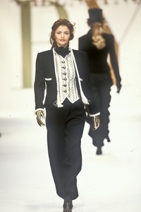 4_valentino-fw-1993-5_html.thumb.JPEG.f635246308f509c0608e8fb6ce677e8b.JPEG