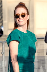 53346266_julianne-moore-louis-vuitton-show-paris-fw-3oct2017-adds-9.jpg