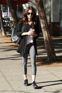 53491114_lily-collins-3.jpg