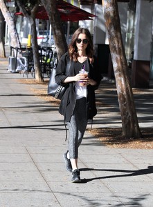 53491139_lily-collins-18.jpg