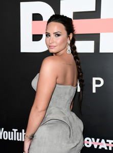 53933690_premiere-youtube-demi-lovato-simply-complicated-klcehidpi13x.jpg