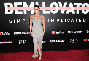 53933697_premiere-youtube-demi-lovato-simply-complicated-8v7lhcuoc1ax.jpg