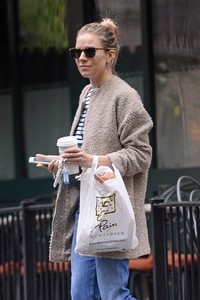 54045736_hqcelebcorner-13.jpg