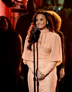 54308255_demi-lovato-in-los-angeles-20171014-9.jpg