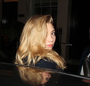 54539918_hqcelebcorner-1.jpg