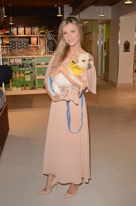 54548332_hqcelebcorner-002.jpg