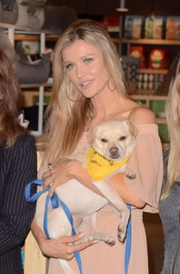 54548486_hqcelebcorner-021.jpg