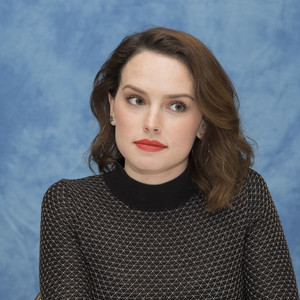 54553830_daisy-ridley-star-wars-the-last-jedi-press-conference-portraits-by-armando-g.jpg