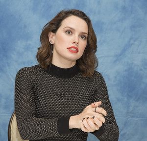 54553839_daisy-ridley-star-wars-the-last-jedi-press-conference-portraits-by-armando-g.jpg