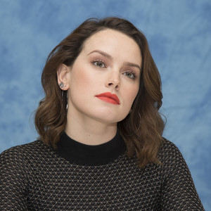 54553969_daisy-ridley-star-wars-the-last-jedi-press-conference-portraits-by-armando-g.jpg