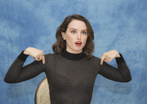 54554250_daisy-ridley-star-wars-the-last-jedi-press-conference-portraits-by-armando-g.jpg