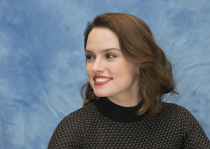 54554286_daisy-ridley-star-wars-the-last-jedi-press-conference-portraits-by-armando-g.jpg