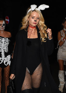 55294473_hqcelebcorner-2.jpg