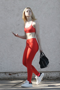55344154_55343841_elle-fanning_28102017p_18.jpg