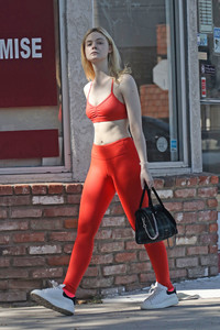 55344158_55343840_elle-fanning_28102017p_17.jpg