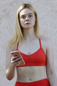 55344237_55343815_elle-fanning_28102017p_03.jpg