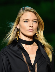 Martha+Hunt+Elie+Saab+Runway+Paris+Fashion+0GUN_bd7sZmx.jpg