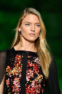 Martha+Hunt+Elie+Saab+Runway+Paris+Fashion+Elvxo3MmnXEx.jpg