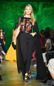 Martha+Hunt+Elie+Saab+Runway+Paris+Fashion+Tqs-vrIwLIPx.jpg