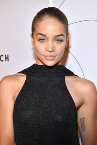 Jasmine+Sanders+Buro+24+7+X+Farfetch+Fashion+WqdLbQk8bFSx.jpg