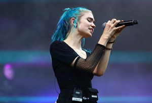 Grimes+American+Eagle+Outfitters+Celebrates+-NhnSZilTUJl.jpg