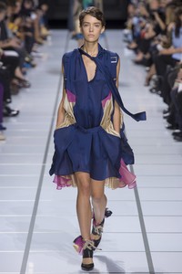 Loane Normand at Sacai Spring 2018 RTW PFW 1.jpg