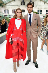 Olivia+Palermo+Valentino+Front+Row+Paris+Fashion+SSKrgYY7U4Cx.jpg