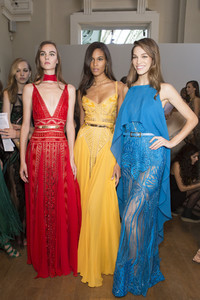 59d318bf945f2_elie-saab-bks-z-rs18-0589(1).thumb.jpg.0dccd188c9d59fc3e3fcdb7d308cffb9.jpg