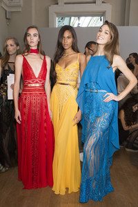 59d318c490d30_elie-saab-bks-z-rs18-0590(1).thumb.jpg.c5c21c6000060a9b00df7d8dae1c0f8e.jpg