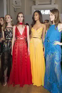 59d318c92ff15_elie-saab-bks-z-rs18-0591(1).thumb.jpg.332c662f2f32be50112eff9691c4ac52.jpg
