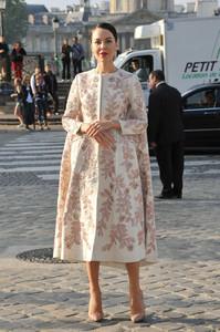 Ulyana+Sergeenko+PFW+Arrivals+Louis+Vuitton+On1WqmvyeZDx.jpg