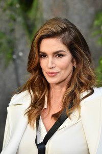 Cindy+Crawford+Chanel+Photocall+Paris+Fashion+2IndU5-c5jKx.jpg