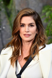 Cindy+Crawford+Chanel+Photocall+Paris+Fashion+y26PSORq3YJx.jpg