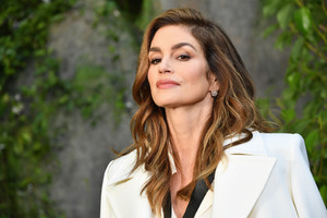 Cindy+Crawford+Chanel+Photocall+Paris+Fashion+SvigIel2kGZx.jpg