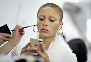 Adwoa+Aboah+Le+Defile+L+Oreal+Paris+Backstage+UReBdoNihUnx.jpg