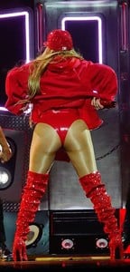 59e8183a42fc7_Jennifer-Lopez-Performing-at-TIDAL-X-Brooklyn-Benefit-Concert--08.thumb.jpg.4711e5f00581ddcb5907c05d997a21c6.jpg