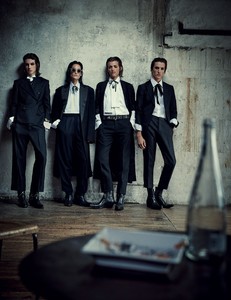 59ea3ef85fe95_VogueGermanyNovember201712.thumb.jpg.c00049d580918b797e464207eac38c74.jpg