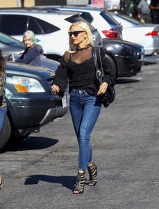 Gwen+Stefani+out+and+about+jogk-FpWiFax.jpg