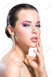 22529323-Portrait-de-toucher-fille-visage-fille-nue-avec-rose-vif-maquillage-isol-sur-blanc-Concept-de-la-beauté-Banque-d'aprèsjpg