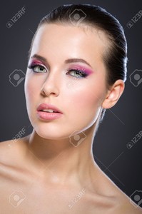 22529320-Portrait-de-belle-femme-avec-brillant-maquillage-rose-sur-fond-gris-Concept-de-la-beauté-et-de-la-mod-Banque-d'apresjpg