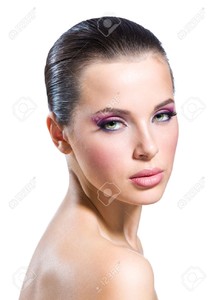 23353555-Portrait-de-jeune-fille-nue-avec-le-maquillage-rose-vif-isol-sur-fond-blanc-Concept-de-la-beauté-et-d-Banque-d'aprèsjpg