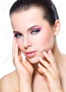 22529324-Portrait-de-toucher-nu-fille-avec-rose-vif-maquillage-isol-sur-blanc-Concept-de-la-beauté - Banque-d'images-1.jpg