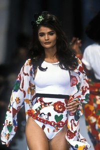 5_chanel-ss-1992-6_html.thumb.JPEG.b07bc60ac6a7c11d714a952831e845a3.JPEG