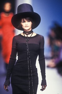 5_karl-lagerfeld-fw-1992-6_html.thumb.JPEG.1fd3e6e8bed4cda2a3ef46ad204dd235.JPEG