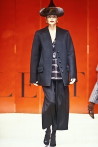 5_valentino-hc-fw-1993-6_html.thumb.JPEG.1234c60a2b9e684bbf88e3f44cc46a2e.JPEG