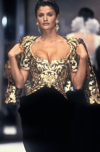 6_christian-dior-hc-fw-1993-7_html.thumb.JPEG.fb52a4d20b7b7b6ddbdd899a7a296f48.JPEG