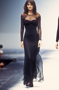 6_gianfranco-ferre-fw-1993-7_html.thumb.JPEG.0bf09683c4ece9f06f0afd1f9cf323b4.JPEG