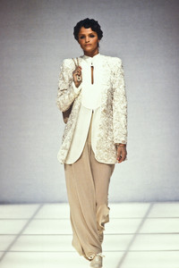 6_giorgio-armani-ss-1994-7_html.thumb.JPEG.119da386f49b7a172e41b633a65188db.JPEG