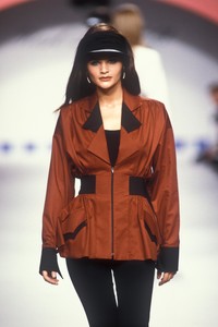 6_karl-lagerfeld-ss-1991-7_html.thumb.JPEG.219cff3f4972710c0b88e78a729b953b.JPEG